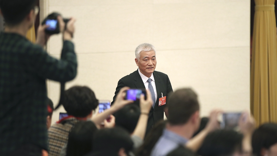 王志剛步入&ldquo;部長通道&rdquo;，準備接受采訪