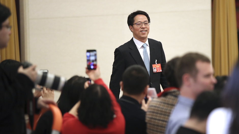張曉明步入&ldquo;部長通道&rdquo;，準備接受采訪