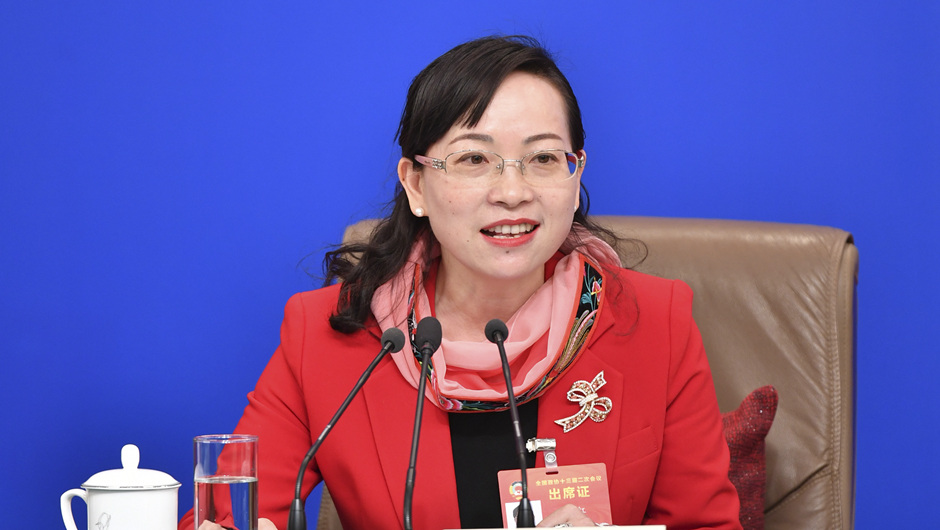 全國政協(xié)委員、湖南省湘西土家族苗族自治州政協(xié)副主席 石紅