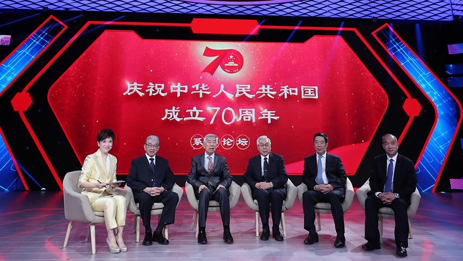 五位院士與網(wǎng)友進(jìn)行現(xiàn)場(chǎng)互動(dòng)
