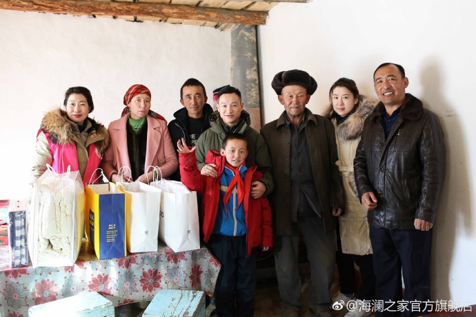 奧運(yùn)冠軍體操名將楊威把溫暖帶到北疆小朋友們的家中，把體育精神與奮斗的信念，傳遞到所有北疆孩子們的心中。