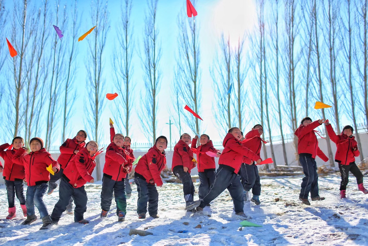 2017年11月15日， &ldquo;多一克溫暖&rdquo;公益行動(dòng)走進(jìn)北疆地區(qū)，實(shí)現(xiàn)了從物質(zhì)捐贈(zèng)到&ldquo;物質(zhì)+精神&rdquo;溫暖的升級(jí)。 &ldquo;體操冠軍&rdquo;楊威、好妹妹樂(lè)隊(duì)等傾情加盟，不僅為孩子們帶來(lái)加厚羽絨服和御寒物資，還準(zhǔn)備了溫暖的課堂。