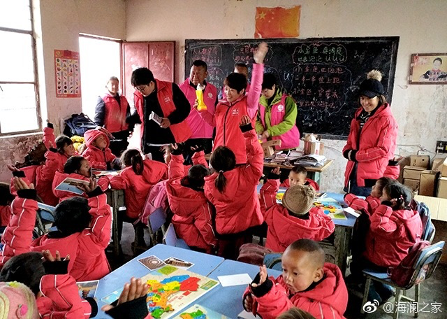 2018年，由海瀾之家攜手網(wǎng)易新聞打造的&ldquo;多一課溫暖&rdquo;課程平臺(tái)讓一間間溫暖的課堂走向深山與邊陲。帶著貼合孩子教育需求的線(xiàn)上內(nèi)容和教師、各領(lǐng)域KOL及愛(ài)心人士組成的愛(ài)心團(tuán)隊(duì)，海瀾之家用實(shí)際行動(dòng)為孩子的教育加溫，踐行&ldquo;多一克溫暖&rdquo;。