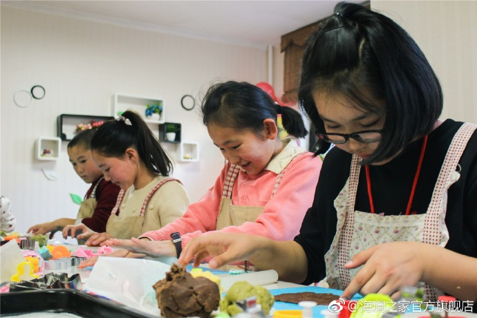 在北京，孩子們上了一節(jié)別開(kāi)生面的廚藝課&mdash;&mdash;手工DIY餅干。孩子們腦洞大開(kāi)親自上手，從制作到出爐不僅留下了噴香的餅干，還留下了珍貴的回憶。親手做的餅干孩子們舍不得獨(dú)享，成為了回程路上最重要的&ldquo;伴手禮&rdquo;