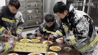 零下14度滅火后 消防員吃飯這一幕讓人心疼！
