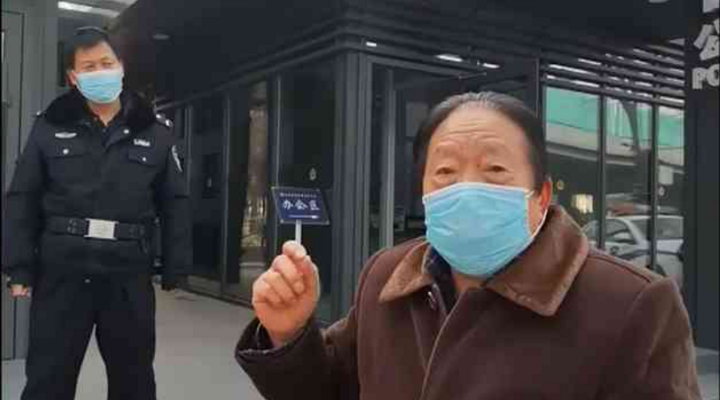 社區(qū)封閉，76歲的他為什么要出來
