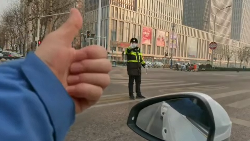 石家莊路人和交警的這個&ldquo;暗號&rdquo;，真暖！