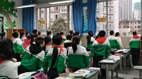 課上到一半，同學(xué)們卻把頭望向了外面！校長說：點(diǎn)贊！