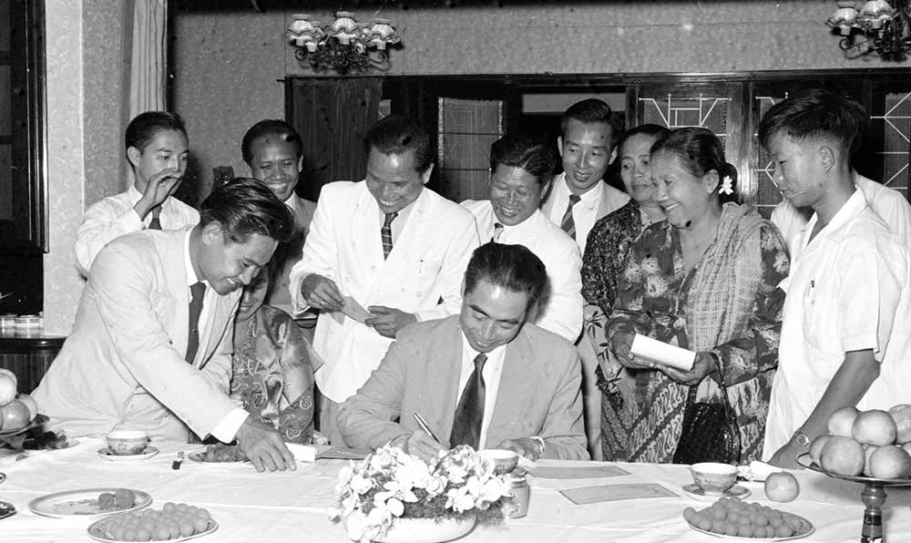 1955年4月25日，為迎接亞非會(huì)議而組織的萬隆人民委員會(huì)的代表請(qǐng)周恩來總理簽名留念。