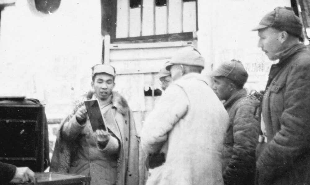 沙飛向參觀者講《晉察冀畫報(bào)》的制版情況。