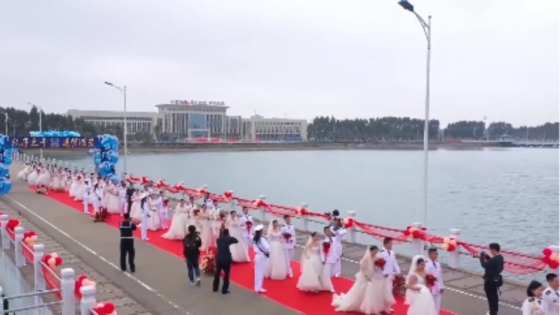 乘風(fēng)破浪來(lái)娶你！海軍某部30對(duì)新人舉行集體婚禮