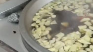 沈陽一企業(yè)熬740鍋紅糖水送26個檢測點，用了千斤紅糖200斤姜
