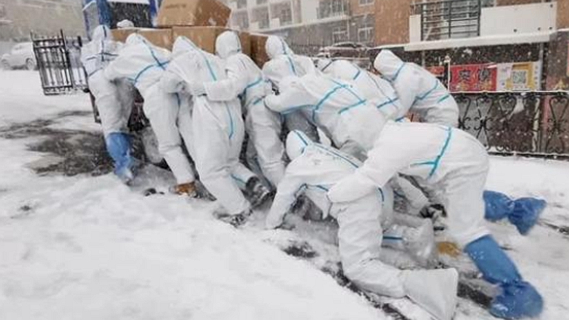 遼寧大連：逆風而行 風雪中&ldquo;移動的雕塑&rdquo;