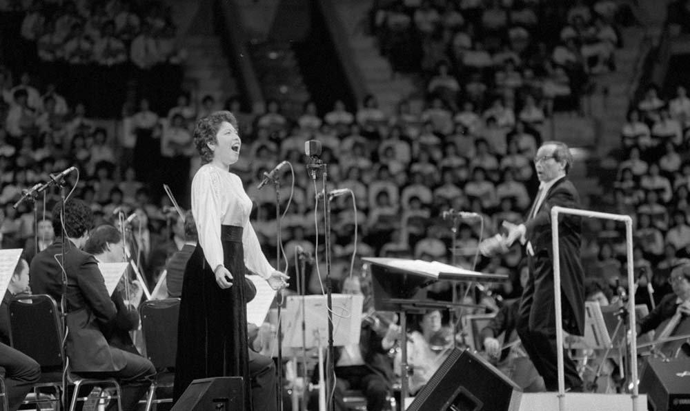 女高音歌唱家汪燕燕在香港&ldquo;黃河音樂節(jié)&rdquo;上演唱《黃河怨》。