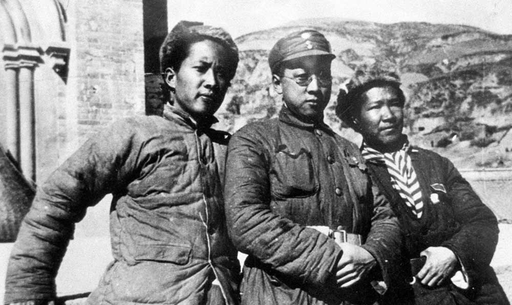 延安魯迅藝術(shù)文學(xué)院托兒所的阿姨和孩子們。