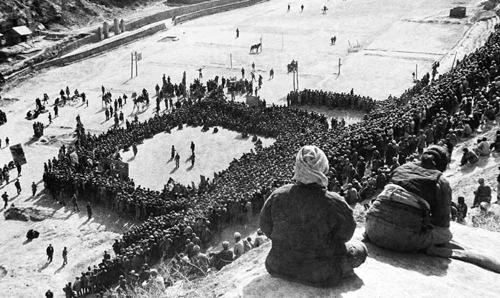東北文代大會(huì)為慶祝斯大林70壽辰，由魯藝文工團(tuán)演出黃河大合唱。