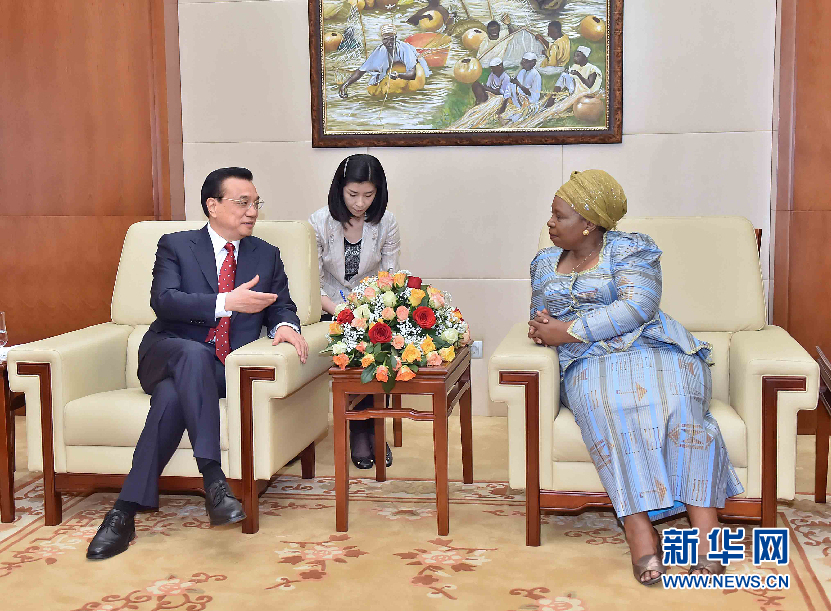 5月5日，中國國務(wù)院總理李克強(qiáng)在亞的斯亞貝巴非洲聯(lián)盟總部會見非盟委員會主席祖馬。 新華社記者李濤攝