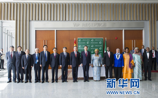 5月5日，中國國務(wù)院總理李克強(qiáng)在亞的斯亞貝巴非洲聯(lián)盟總部會見非盟委員會主席祖馬。這是會見后，李克強(qiáng)同祖馬參加集體合影。新華社記者王曄攝