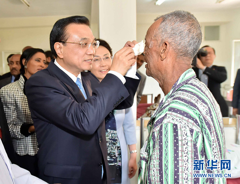 5月6日，國務院總理李克強與埃塞俄比亞總統(tǒng)穆拉圖一同來到亞的斯亞貝巴阿勒塔醫(yī)院，看望受益于中國免費白內(nèi)障手術&ldquo;光明行&rdquo;活動的埃塞俄比亞患者。這是李克強親手為接受中國醫(yī)生手術的埃塞俄比亞白內(nèi)障患者拆開紗布。 新華社記者 李濤 攝 