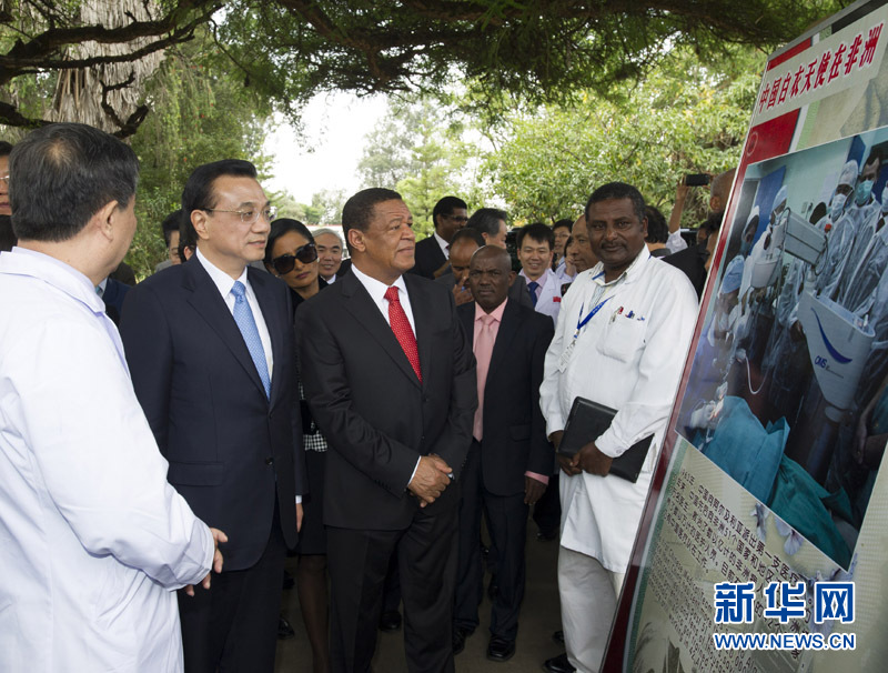 5月6日，中國國務院總理李克強與埃塞俄比亞總統(tǒng)穆拉圖一同來到亞的斯亞貝巴阿勒塔醫(yī)院，看望受益于中國免費白內(nèi)障手術&ldquo;光明行&rdquo;活動的埃塞俄比亞患者。這是李克強在觀看&ldquo;光明行&rdquo;活動展板。 新華社記者 謝環(huán)馳 攝