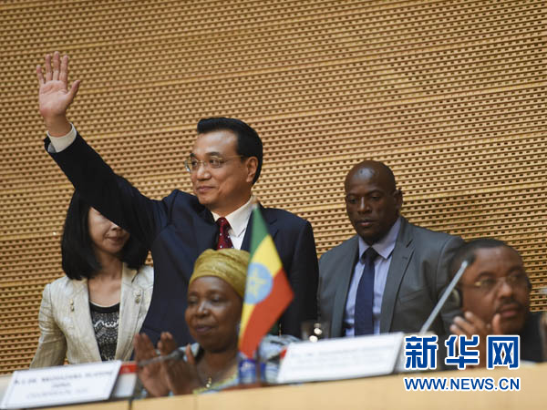 5月5日，中國國務院總理李克強在位于亞的斯亞貝巴的非洲聯(lián)盟總部發(fā)表題為《開創(chuàng)中非合作更加美好的未來》的演講。這是李克強步入會場時向聽眾揮手致意。新華社記者 李學仁 攝 
