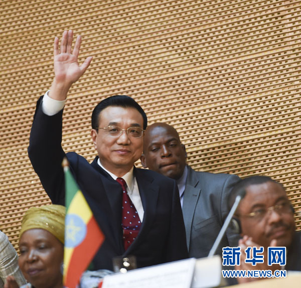 5月5日，中國國務院總理李克強在位于亞的斯亞貝巴的非洲聯(lián)盟總部發(fā)表題為《開創(chuàng)中非合作更加美好的未來》的演講。這是李克強步入會場時向聽眾揮手致意。新華社記者 李學仁 攝 