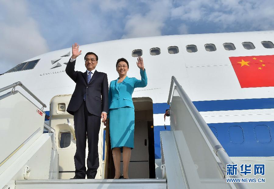 5月8日，應(yīng)安哥拉總統(tǒng)多斯桑托斯邀請，中國國務(wù)院總理李克強(qiáng)乘專機(jī)抵達(dá)羅安達(dá)二月四日國際機(jī)場，開始對安哥拉進(jìn)行正式訪問。李克強(qiáng)總理夫人程虹同機(jī)抵達(dá)。新華社記者 李濤 攝 
