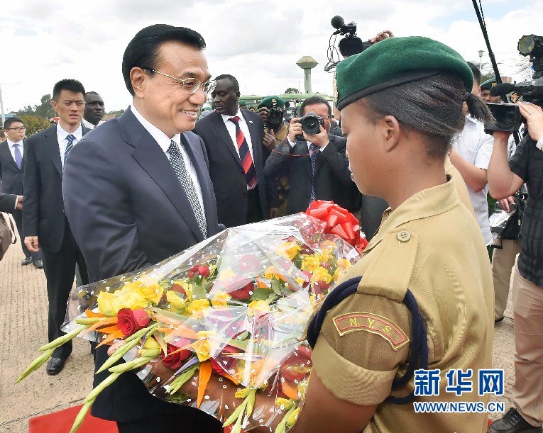 5月11日，中國(guó)國(guó)務(wù)院總理李克強(qiáng)參觀肯尼亞國(guó)家青年服務(wù)隊(duì)。這是服務(wù)隊(duì)隊(duì)員向李克強(qiáng)敬獻(xiàn)鮮花。 新華社記者 李濤 攝