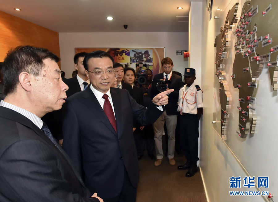 5月11日，中國國務(wù)院總理李克強(qiáng)在肯尼亞首都內(nèi)羅畢看望并慰問中央電視臺非洲分臺員工。 新華社記者 李濤 攝 