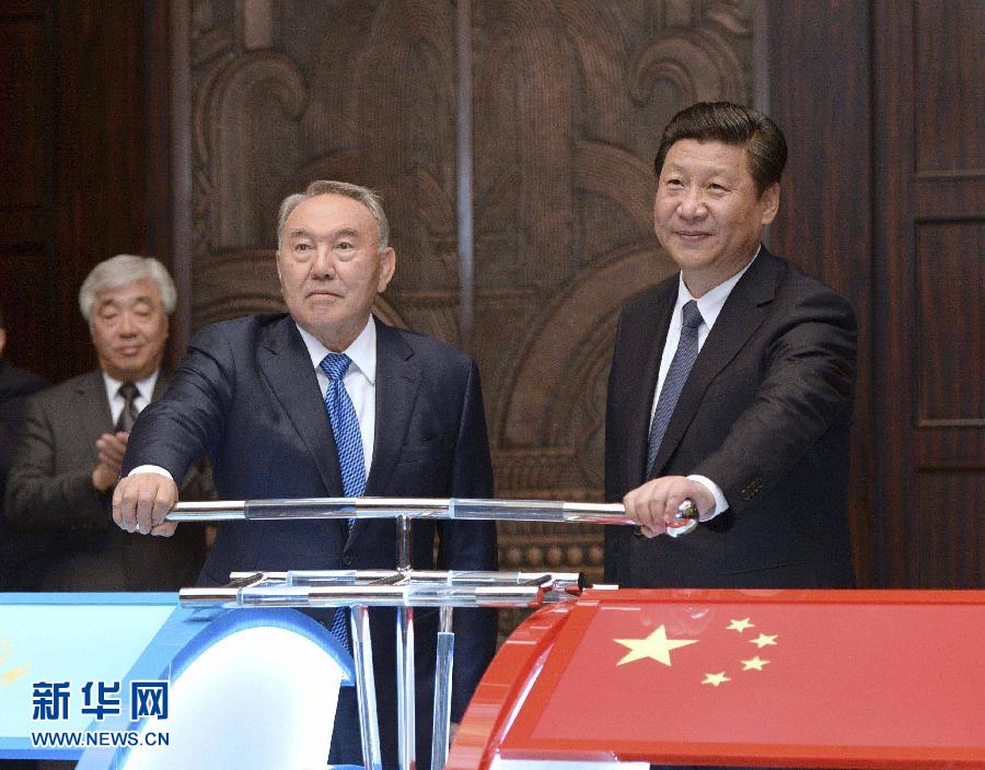 5月19日，國(guó)家主席習(xí)近平在上海同哈薩克斯坦總統(tǒng)納扎爾巴耶夫舉行會(huì)談。這是會(huì)談后，兩國(guó)元首共同出席中哈連云港物流場(chǎng)站項(xiàng)目遠(yuǎn)程投產(chǎn)儀式。新華社記者 馬占成 攝 
