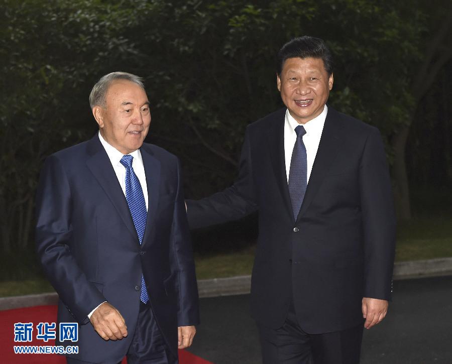  5月19日，中國(guó)國(guó)家主席習(xí)近平在上海同哈薩克斯坦總統(tǒng)納扎爾巴耶夫舉行會(huì)談。這是會(huì)談前，習(xí)近平在上海西郊會(huì)議中心廣場(chǎng)為納扎爾巴耶夫舉行歡迎儀式。新華社記者 馬占成 攝 