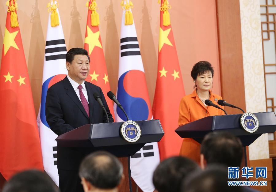 7月3日，國(guó)家主席習(xí)近平在首爾同韓國(guó)總統(tǒng)樸槿惠舉行會(huì)談。會(huì)談后，兩國(guó)元首共同會(huì)見(jiàn)記者。 新華社記者姚大偉攝