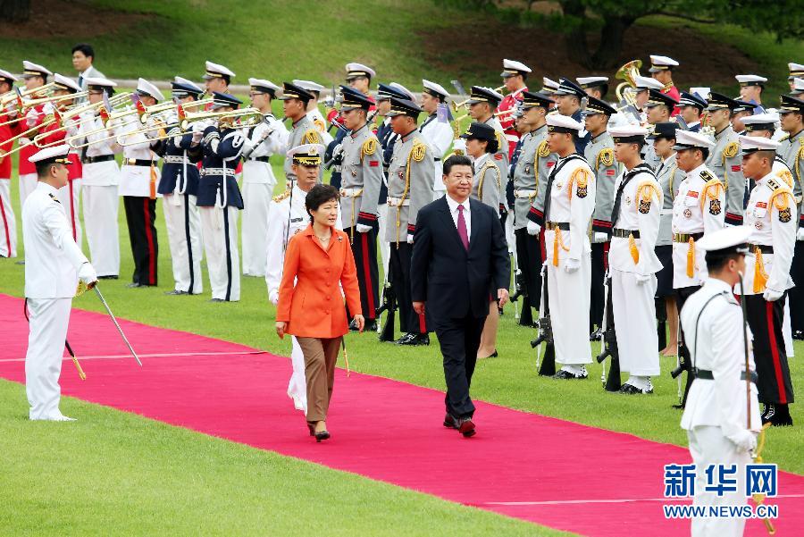 7月3日，國(guó)家主席習(xí)近平在首爾同韓國(guó)總統(tǒng)樸槿惠舉行會(huì)談。會(huì)談前，樸槿惠在青瓦臺(tái)總統(tǒng)府為習(xí)近平舉行隆重歡迎儀式。 新華社記者姚大偉攝