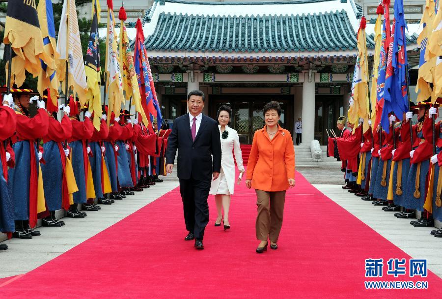 7月3日，國(guó)家主席習(xí)近平在首爾同韓國(guó)總統(tǒng)樸槿惠舉行會(huì)談。會(huì)談前，樸槿惠在青瓦臺(tái)總統(tǒng)府為習(xí)近平舉行隆重歡迎儀式。 新華社記者饒愛(ài)民攝 