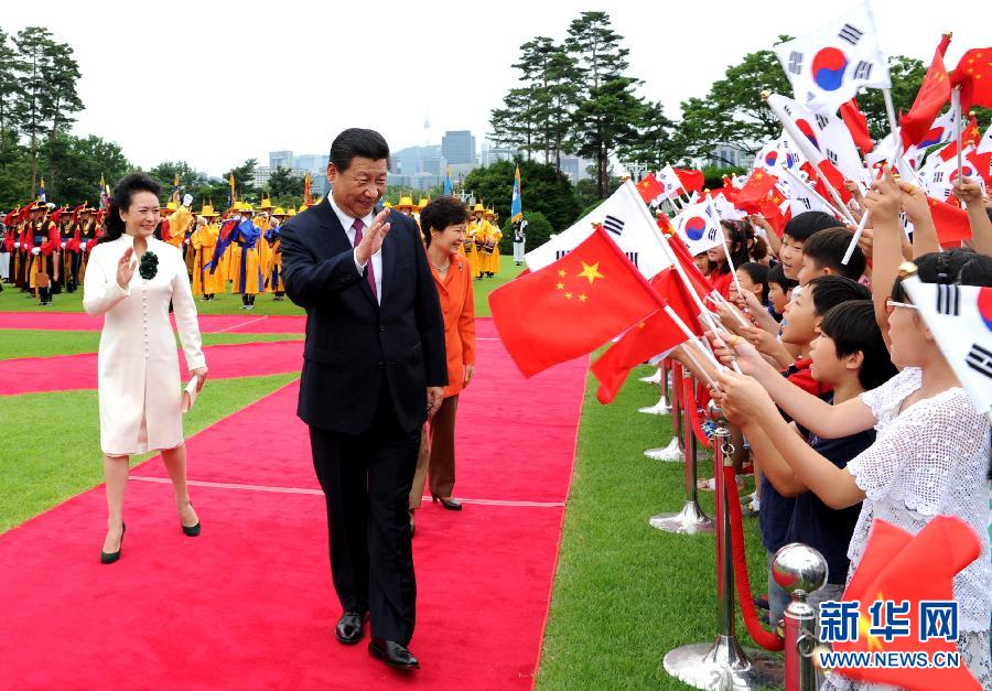 7月3日，國(guó)家主席習(xí)近平在首爾同韓國(guó)總統(tǒng)樸槿惠舉行會(huì)談。會(huì)談前，樸槿惠在青瓦臺(tái)總統(tǒng)府為習(xí)近平舉行隆重歡迎儀式。 新華社記者饒愛(ài)民攝 