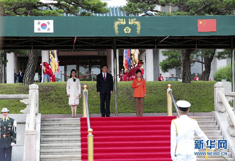 7月3日，國(guó)家主席習(xí)近平在首爾同韓國(guó)總統(tǒng)樸槿惠舉行會(huì)談。會(huì)談前，樸槿惠在青瓦臺(tái)總統(tǒng)府為習(xí)近平舉行隆重歡迎儀式。 新華社記者丁林?jǐn)z 