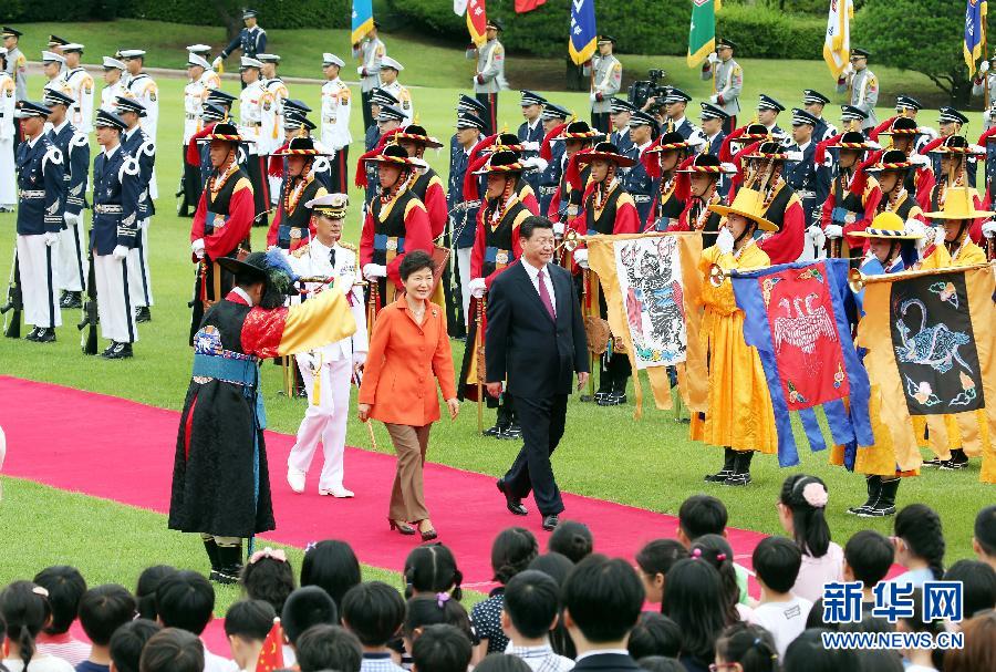 7月3日，國(guó)家主席習(xí)近平在首爾同韓國(guó)總統(tǒng)樸槿惠舉行會(huì)談。會(huì)談前，樸槿惠在青瓦臺(tái)總統(tǒng)府為習(xí)近平舉行隆重歡迎儀式。 新華社記者姚大偉攝 