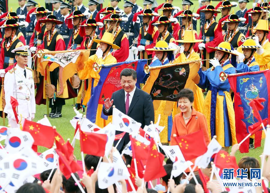 7月3日，國(guó)家主席習(xí)近平在首爾同韓國(guó)總統(tǒng)樸槿惠舉行會(huì)談。會(huì)談前，樸槿惠在青瓦臺(tái)總統(tǒng)府為習(xí)近平舉行隆重歡迎儀式。 新華社記者姚大偉攝 