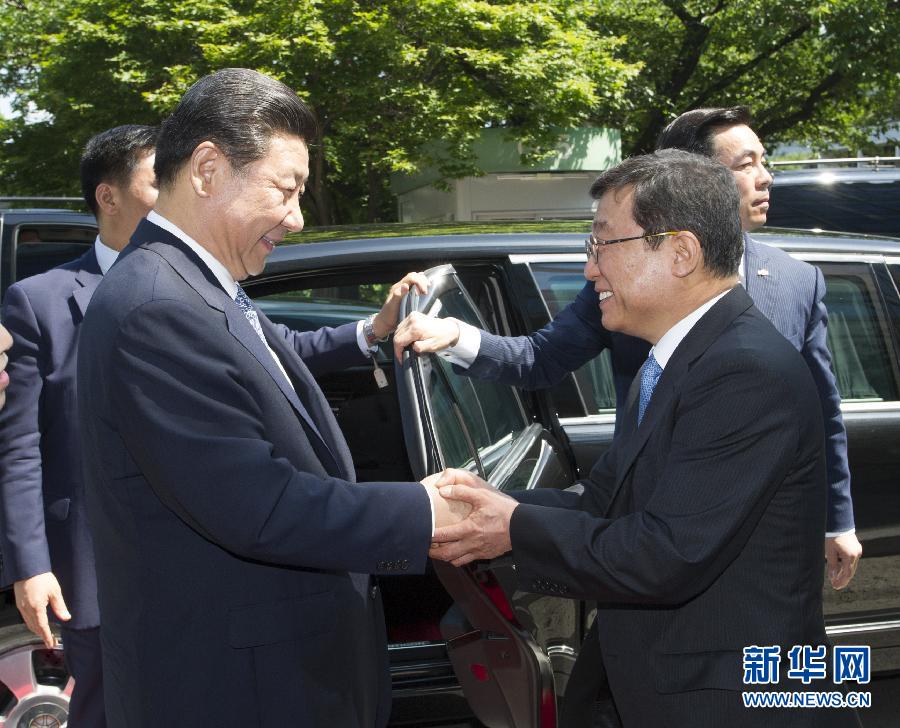 7月4日，國(guó)家主席習(xí)近平在韓國(guó)國(guó)立首爾大學(xué)發(fā)表題為《共創(chuàng)中韓合作未來(lái)　同襄亞洲振興繁榮》的重要演講。這是首爾大學(xué)校長(zhǎng)吳然天迎接習(xí)近平主席。新華社記者 謝環(huán)馳 攝 