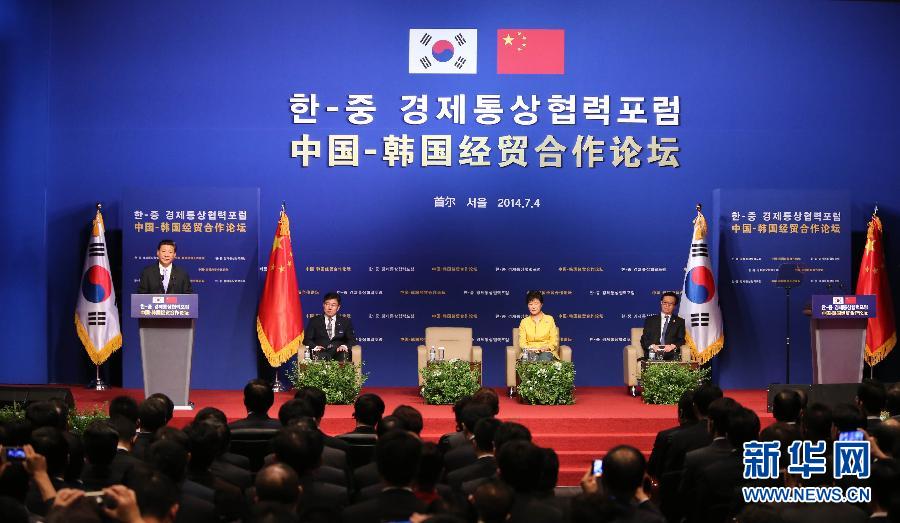 7月4日，國(guó)家主席習(xí)近平在首爾與韓國(guó)總統(tǒng)樸槿惠共同出席中韓經(jīng)貿(mào)合作論壇。習(xí)近平發(fā)表題為《攜手合作，共創(chuàng)未來(lái)》的重要講話(huà)。 新華社記者蘭紅光 攝  