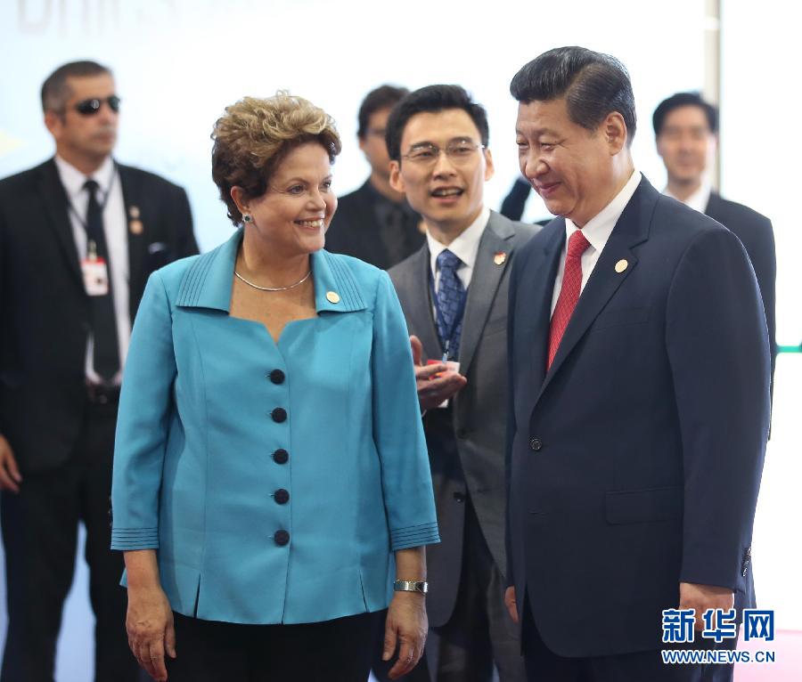 7月15日，國(guó)家主席習(xí)近平在巴西福塔萊薩出席金磚國(guó)家領(lǐng)導(dǎo)人第六次會(huì)晤。這是巴西總統(tǒng)羅塞夫迎接習(xí)近平主席。 新華社記者 蘭紅光 攝 