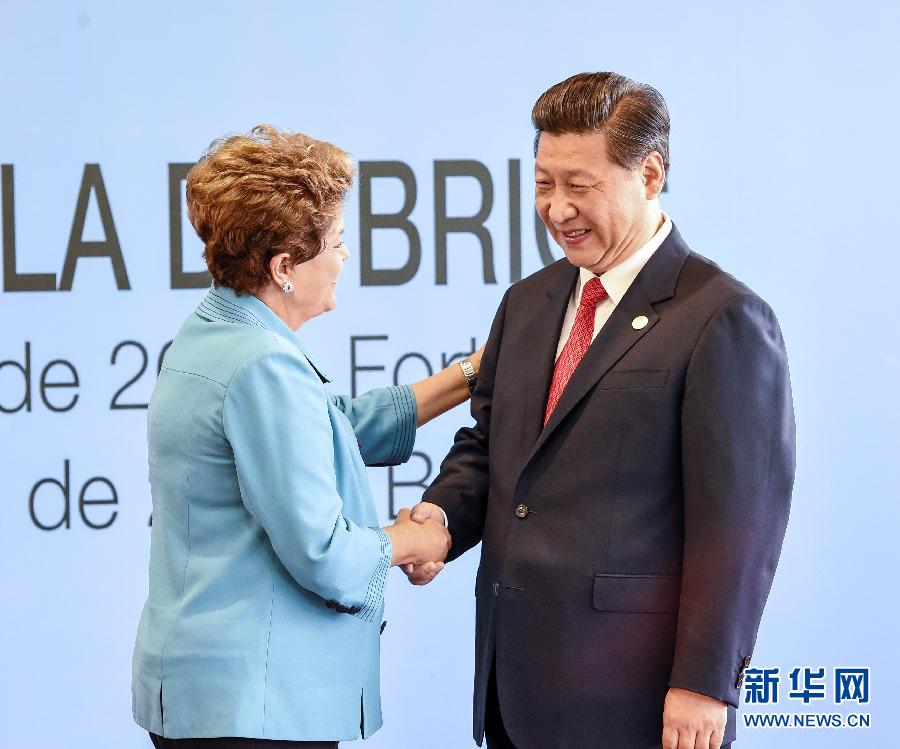 7月15日，國(guó)家主席習(xí)近平在巴西福塔萊薩出席金磚國(guó)家領(lǐng)導(dǎo)人第六次會(huì)晤。這是巴西總統(tǒng)羅塞夫迎接習(xí)近平主席。 新華社記者 李學(xué)仁 攝  