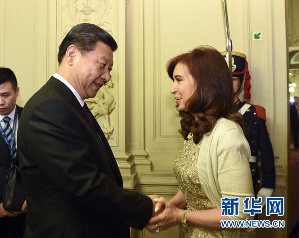 當(dāng)?shù)貢r間7月18日，國家主席習(xí)近平在布宜諾斯艾利斯同阿根廷總統(tǒng)克里斯蒂娜舉行會談。這是會談開始前，克里斯蒂娜在總統(tǒng)府為習(xí)近平舉行隆重歡迎儀式。新華社記者 李學(xué)仁 攝