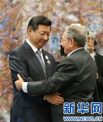 當(dāng)?shù)貢r(shí)間7月22日，國家主席習(xí)近平在哈瓦那接受古巴政府授予的&ldquo;何塞&middot;馬蒂&rdquo;勛章。古巴國務(wù)委員會(huì)主席兼部長會(huì)議主席勞爾&middot;卡斯特羅為習(xí)近平佩戴勛章。新華社記者劉衛(wèi)兵攝