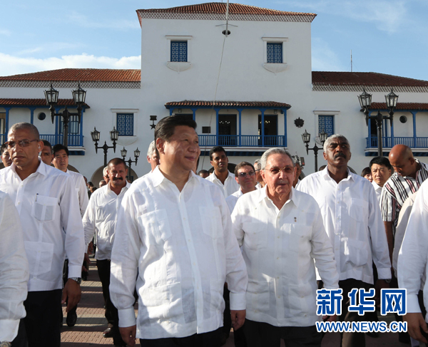 當(dāng)?shù)貢r間7月23日，國家主席習(xí)近平在古巴國務(wù)委員會主席兼部長會議主席勞爾&middot;卡斯特羅全程陪同下，訪問古巴第二大城市、被稱為&ldquo;英雄城&rdquo;的圣地亞哥。這是習(xí)近平和勞爾參觀圣地亞哥市政府。新華社記者蘭紅光 攝