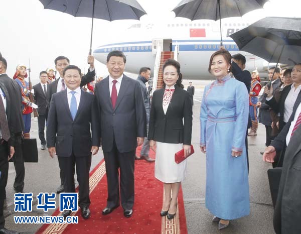 8月21日，國家主席習近平抵達烏蘭巴托，開始對蒙古國進行國事訪問。習近平和夫人彭麗媛在機場受到蒙古國總理阿勒坦呼亞格夫婦熱情迎接。新華社記者鞠鵬攝 