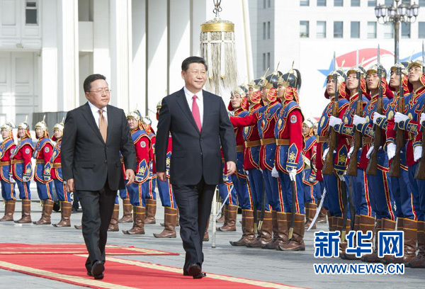 8月21日，國家主席習近平在烏蘭巴托同蒙古國總統(tǒng)額勒貝格道爾吉舉行會談。會談前，額勒貝格道爾吉在國家宮前廣場為習近平舉行隆重歡迎儀式。新華社記者 黃敬文 攝