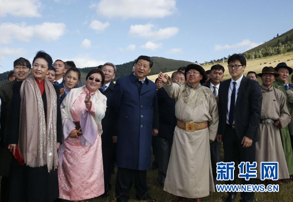 8月22日，國(guó)家主席習(xí)近平在蒙古國(guó)總統(tǒng)額勒貝格道爾吉陪同下前往烏蘭巴托市郊觀看那達(dá)慕。這是習(xí)近平和夫人彭麗媛同額勒貝格道爾吉夫婦觀看表演。新華社記者 鞠鵬 攝