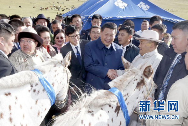 8月22日，國(guó)家主席習(xí)近平在蒙古國(guó)總統(tǒng)額勒貝格道爾吉陪同下前往烏蘭巴托市郊觀看那達(dá)慕。額勒貝格道爾吉向習(xí)近平夫婦贈(zèng)送兩匹蒙古馬。習(xí)近平為兩匹馬分別取名阿爾泰和克魯倫，寓意中蒙兩國(guó)山水相連、睦鄰友好。新華社記者 鞠鵬 攝