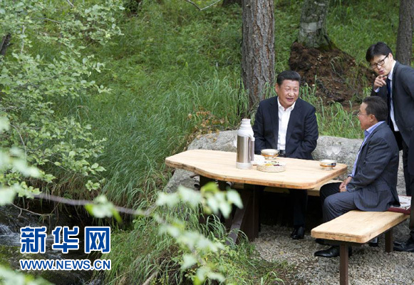 8月22日，國家主席習(xí)近平同蒙古國總統(tǒng)額勒貝格道爾吉在烏蘭巴托市郊的總統(tǒng)官邸再次會晤。這是習(xí)近平同額勒貝格道爾吉會晤后在溪畔飲茶。新華社記者 黃敬文 攝